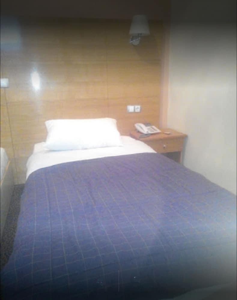 Hotel Les Zianides Tlemcen Bagian luar foto